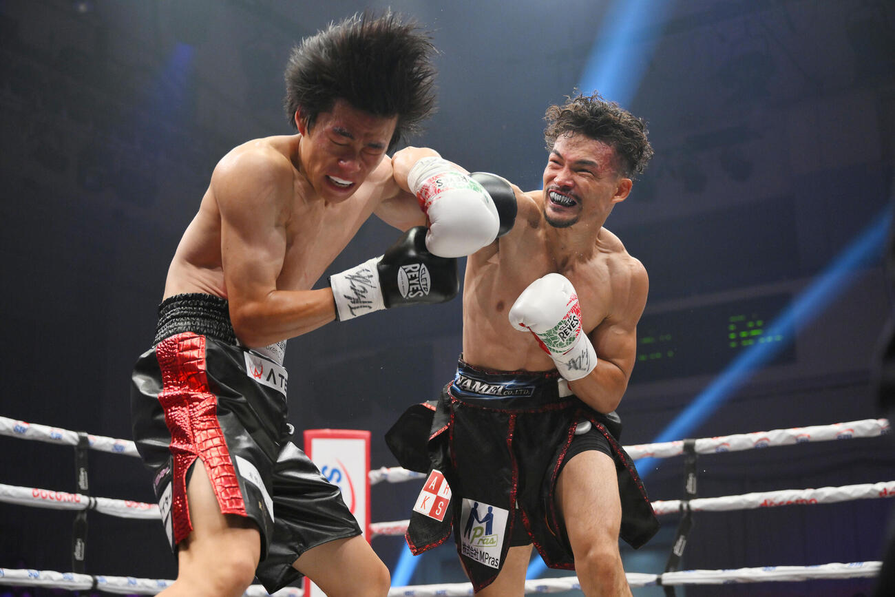 スーパーライト級8回戦　3回、アオキ・クリスチャーノ（右）は菊池音央にパンチを打ち込む（撮影・滝沢徹郎）