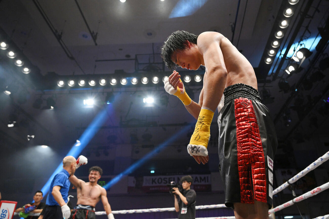 スーパーライト級8回戦　菊池音央（手前）はアオキ・クリスチャーノに判定負けする（撮影・滝沢徹郎）