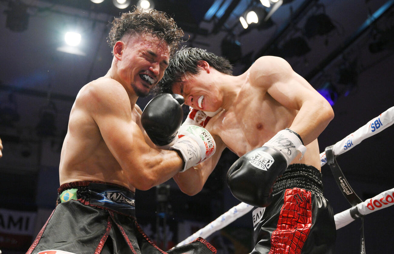 スーパーライト級8回戦　アオキ・クリスチャーノ対菊池音央　8回、パンチを交錯させるアオキ・クリスチャーノ（左）と菊池音央（撮影・滝沢徹郎）
