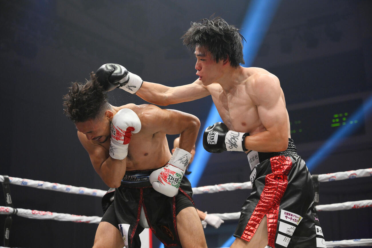 スーパーライト級8回戦　3回、菊池音央（右）はアオキ・クリスチャーノにパンチを打ち込む（撮影・滝沢徹郎）