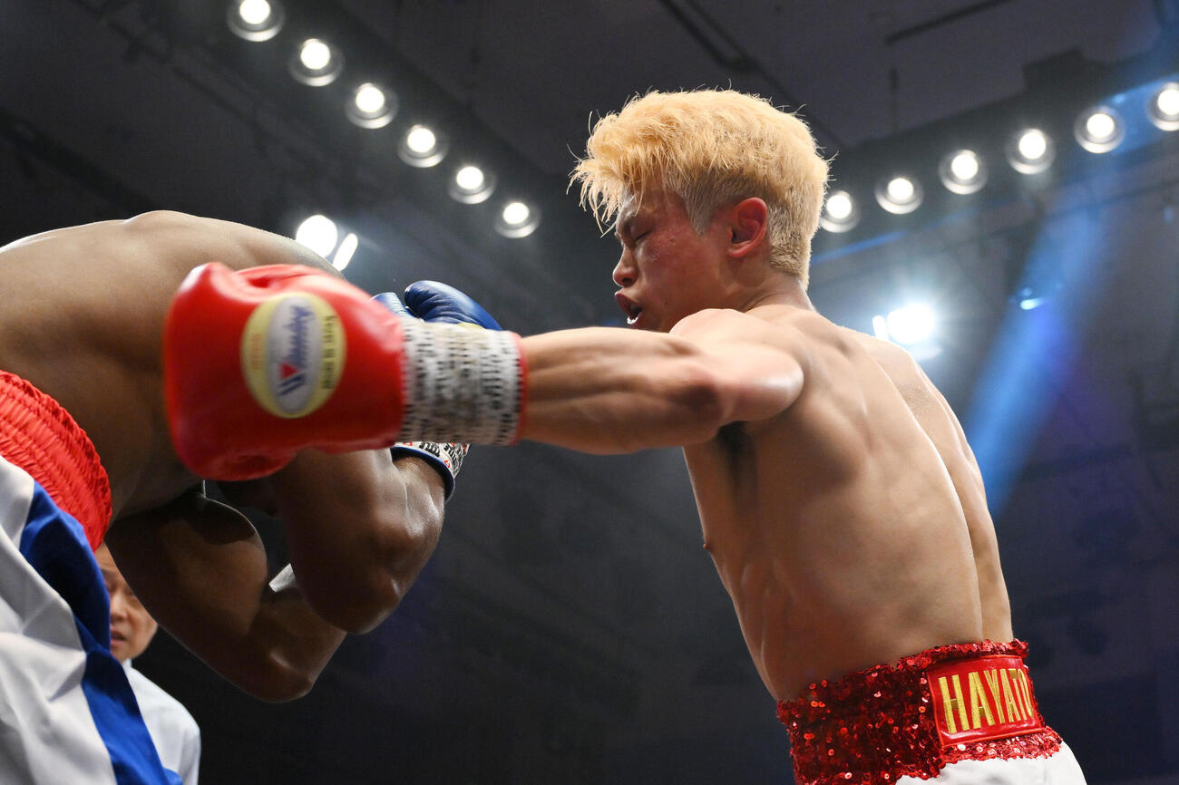 WBA世界スーパー・フェザー級挑戦者決定戦10回戦　堤駿斗対フェリックス・バティスタ　2回、堤駿斗（右）はフェリックス・バティスタにパンチを打ち込む（撮影・滝沢徹郎）
