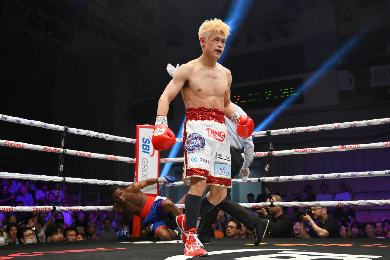 WBA世界スーパー・フェザー級挑戦者決定戦10回戦　堤駿斗対フェリックス・バティスタ　2回、堤駿斗（手前）はフェリックス・バティスタからダウンを奪う（撮影・滝沢徹郎）