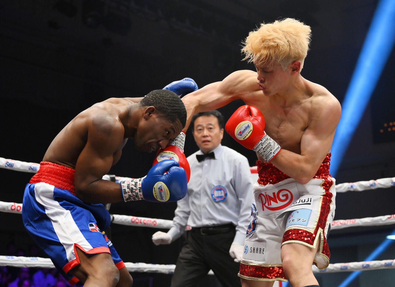 WBA世界スーパー・フェザー級挑戦者決定戦10回戦　堤駿斗対フェリックス・バティスタ　2回、堤駿斗（右）はフェリックス・バティスタにパンチを打ち込む（撮影・滝沢徹郎）