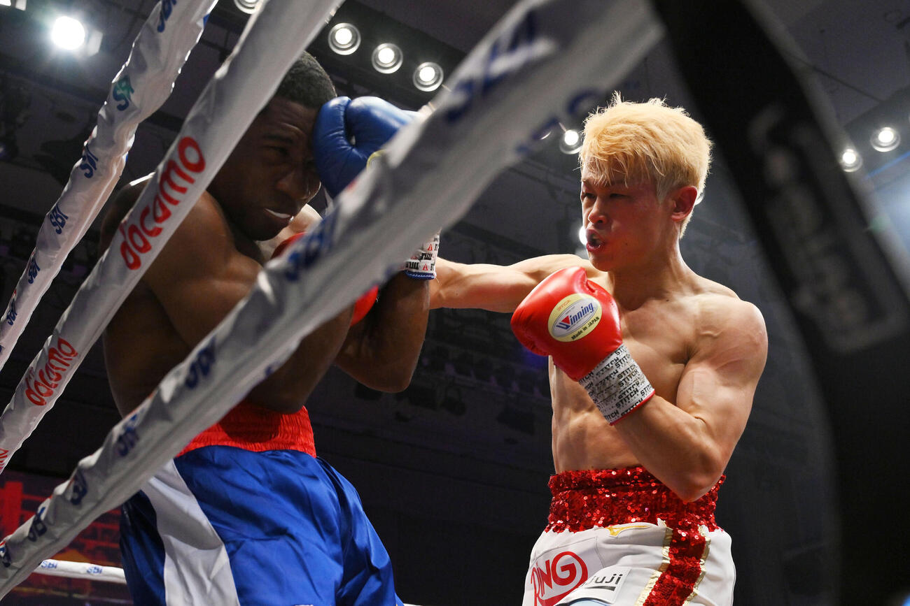 WBA世界スーパー・フェザー級挑戦者決定戦10回戦　堤駿斗対フェリックス・バティスタ　2回、堤駿斗（右）はフェリックス・バティスタにパンチを打ち込む（撮影・滝沢徹郎）