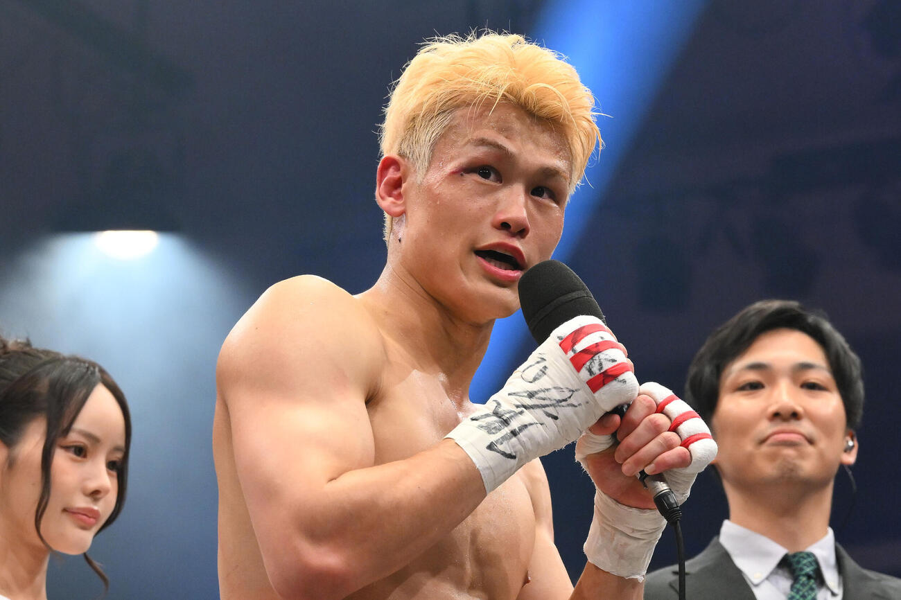 WBA世界スーパー・フェザー級挑戦者決定戦10回戦　堤駿斗対フェリックス・バティスタ　試合後、マイクパフォーマンスをする堤駿斗（撮影・滝沢徹郎）