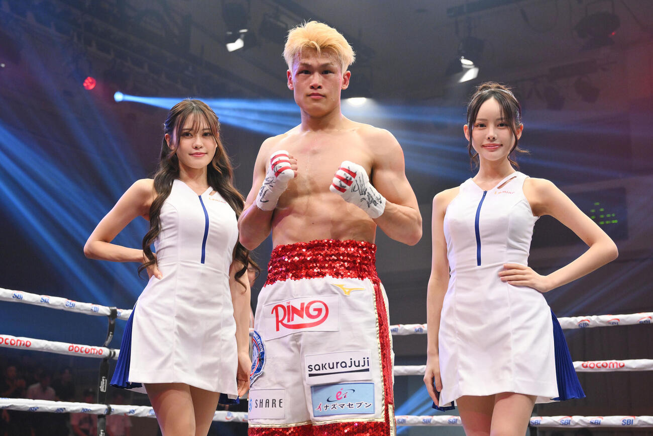 WBA世界スーパー・フェザー級挑戦者決定戦10回戦　堤駿斗対フェリックス・バティスタ　試合に勝利し記念撮影する堤駿斗（撮影・滝沢徹郎）