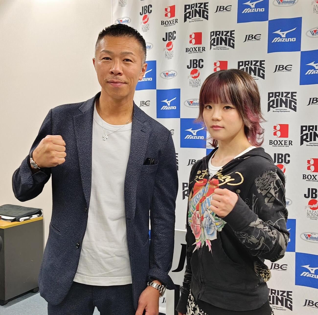 デビュー戦の計量パス後、元WBA世界スーパーフェザー級王者内山高志会長（左）と並ぶ田口心温（2026年7月撮影）