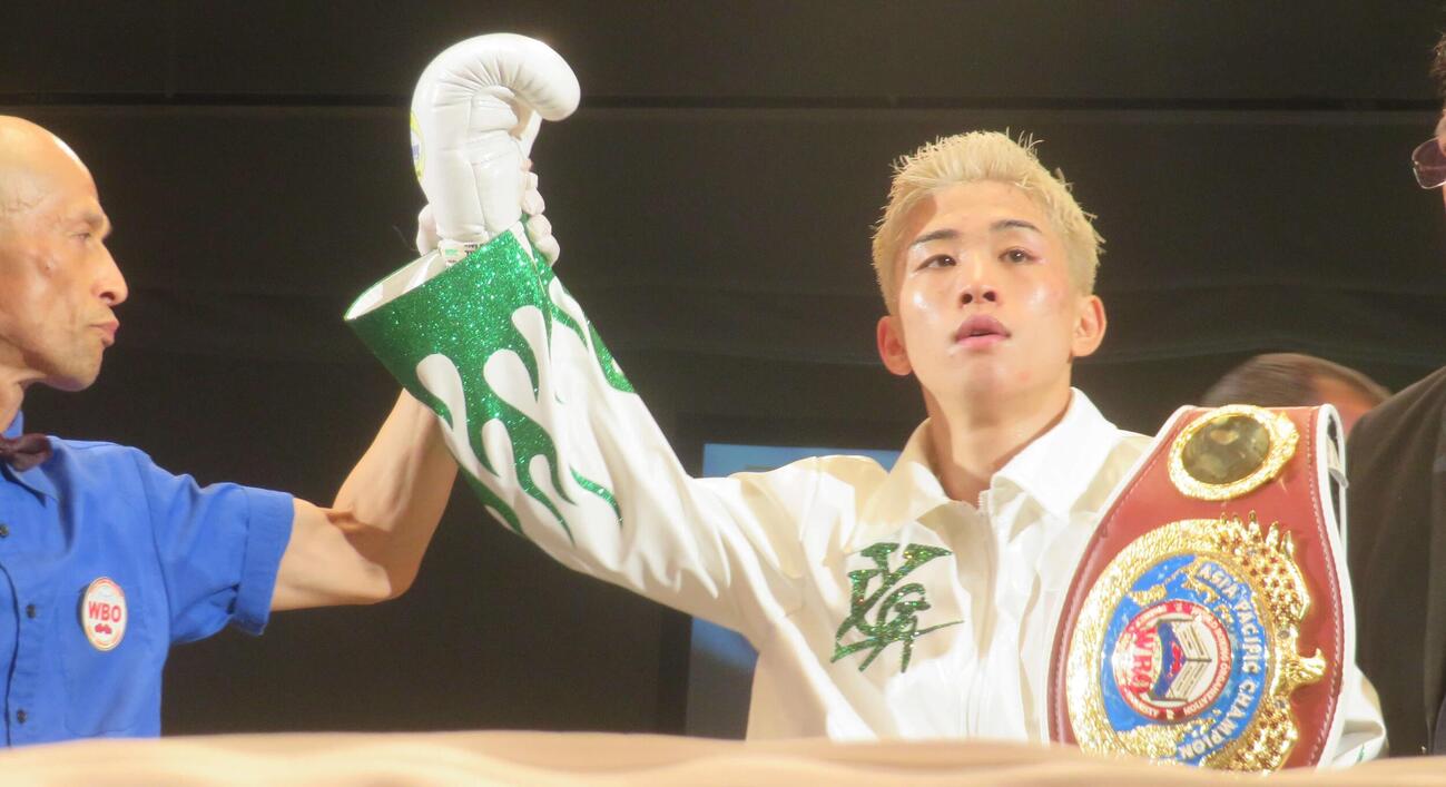 WBOアジア・パシフィック・ライトフライ級王座を獲得した同級1位尾崎優日（右）