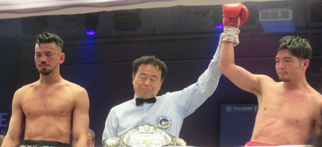 日本スーパーウエルター級タイトルマッチで、同級王者左右田泰臣（右端）に判定負けを喫した挑戦者の辻本純兵（左端）