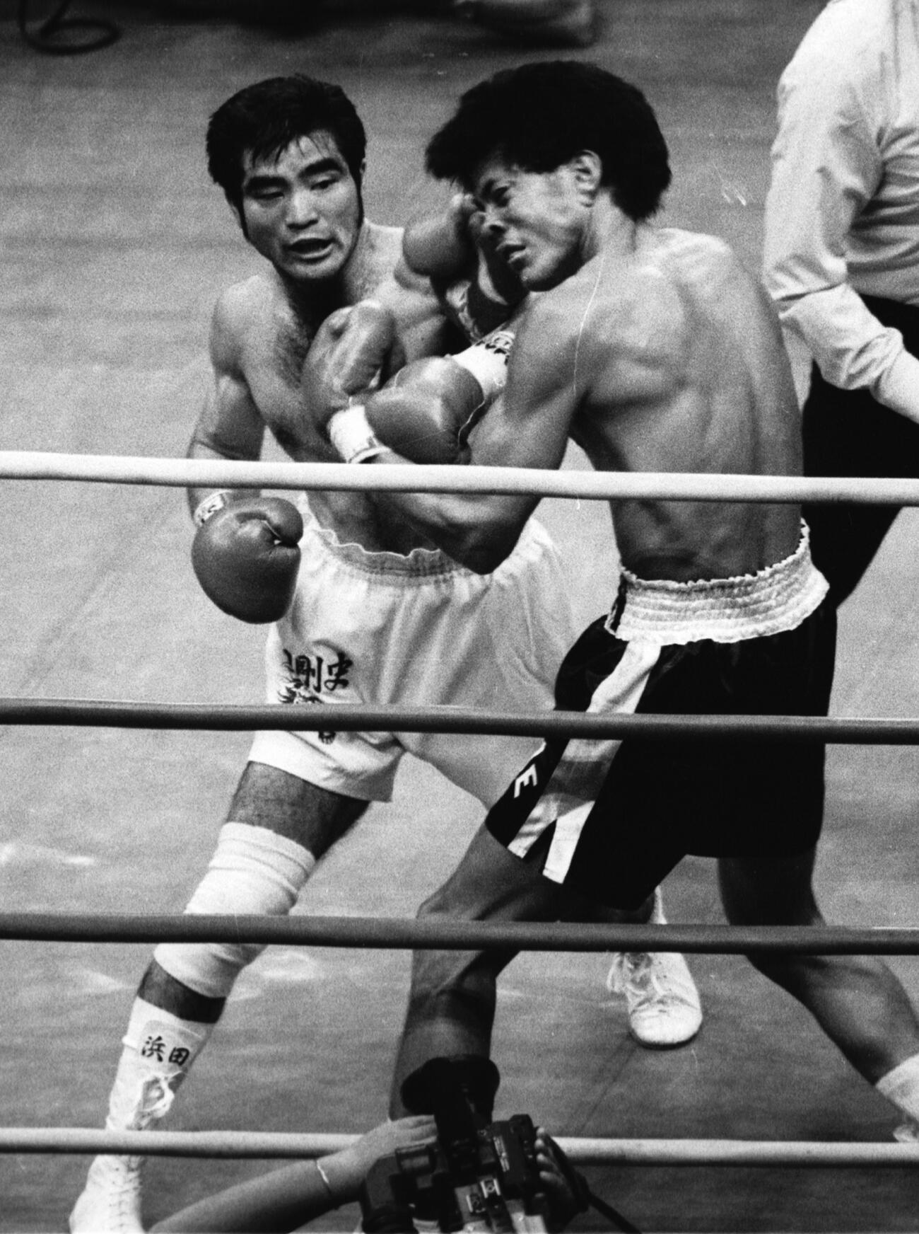 1986年7月、WBC世界Jウエルター級タイトルマッチ　浜田剛史（左）はアルレドンドの顔面にパンチをヒットさせる
