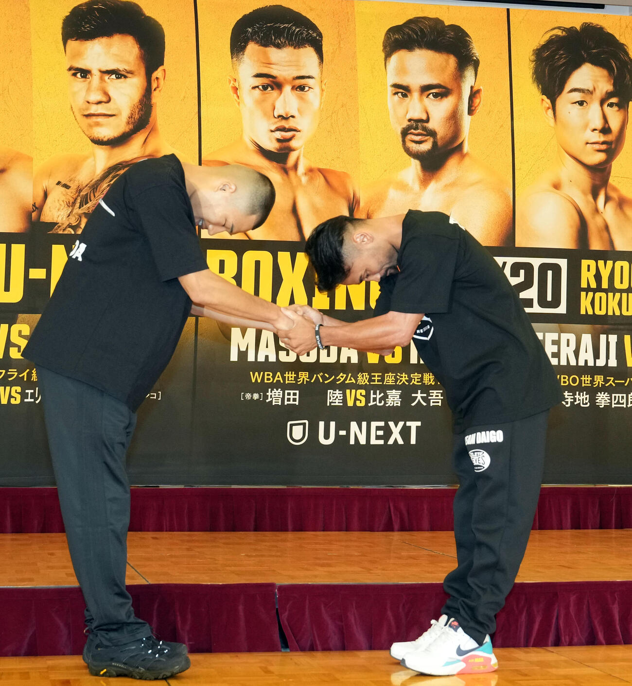 記念撮影終了後、握手を交わす増田陸（左）と比嘉大吾（撮影・たえ見朱実）