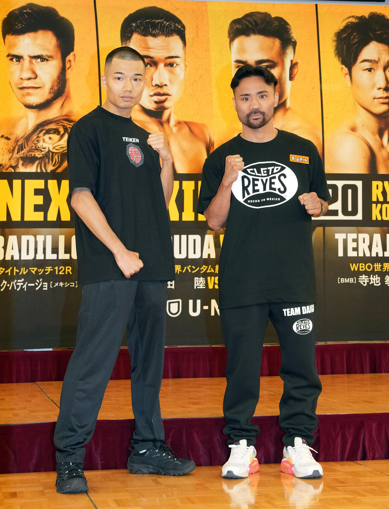ポーズを決める増田陸（左）と比嘉大吾（撮影・たえ見朱実）