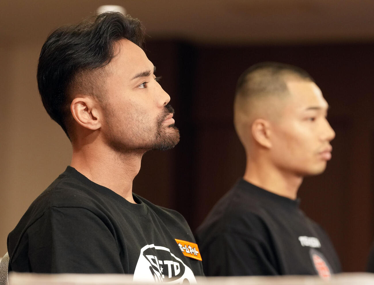 会見に登壇した比嘉大吾。右は増田陸（撮影・たえ見朱実）