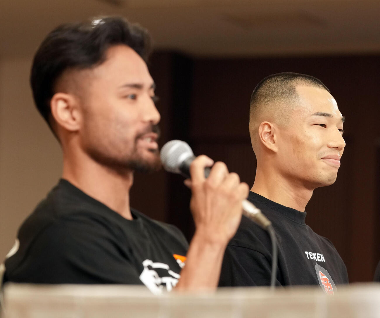 会見で笑顔を見せる増田陸。左は比嘉大吾（撮影・たえ見朱実）