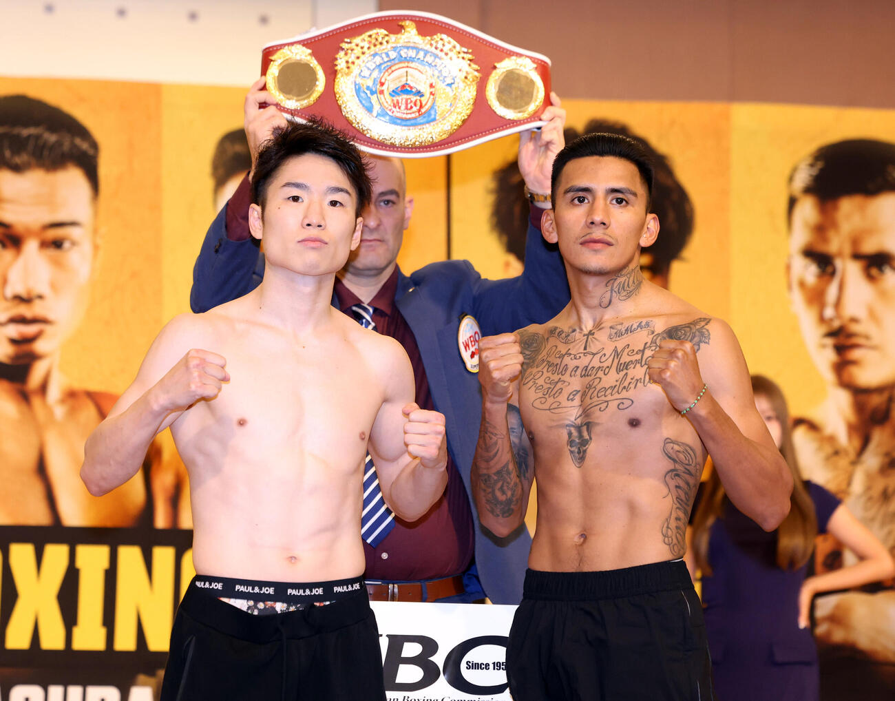 WBO世界スーパーフライ級王座決定戦　計量をクリアしポーズをとる寺地拳四朗（左）とイスラエル・ゴンザレス（撮影・浅見桂子）