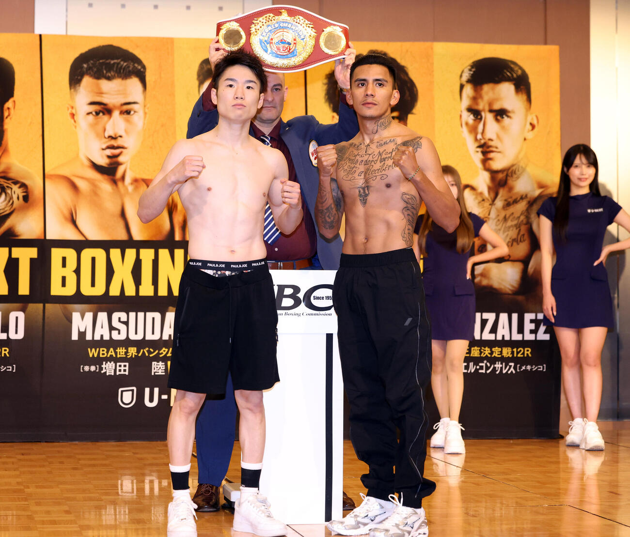 WBO世界スーパーフライ級王座決定戦　計量をクリアしポーズをとる寺地拳四朗（左）とイスラエル・ゴンザレス（撮影・浅見桂子）
