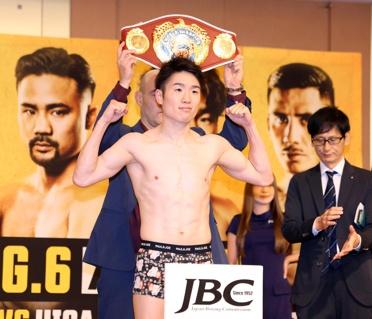 WBO世界スーパーフライ級王座決定戦　計量をクリアしガッツポーズする寺地拳四朗（撮影・浅見桂子）