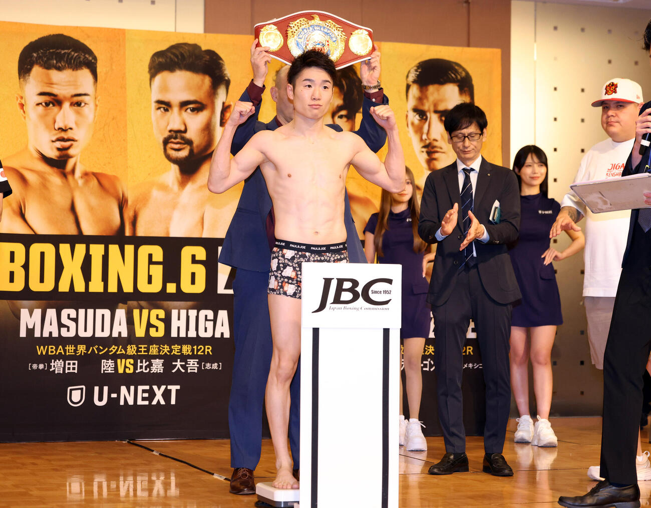 WBO世界スーパーフライ級王座決定戦　計量をクリアしガッツポーズする寺地拳四朗（撮影・浅見桂子）