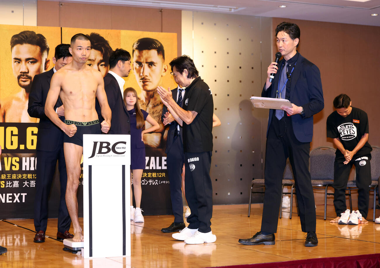 WBA世界バンタム級王座決定戦　計量をクリアしポーズをとる増田陸（手前左）。右奥は比嘉大吾（撮影・浅見桂子）