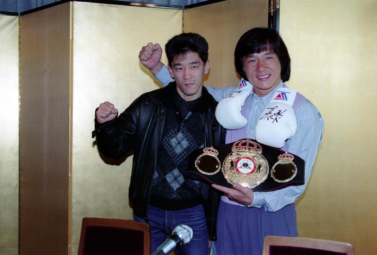 91年2月、来日したジャッキー・チェン（右）にベルトを渡すWBA世界フライ級王者のレパード玉熊