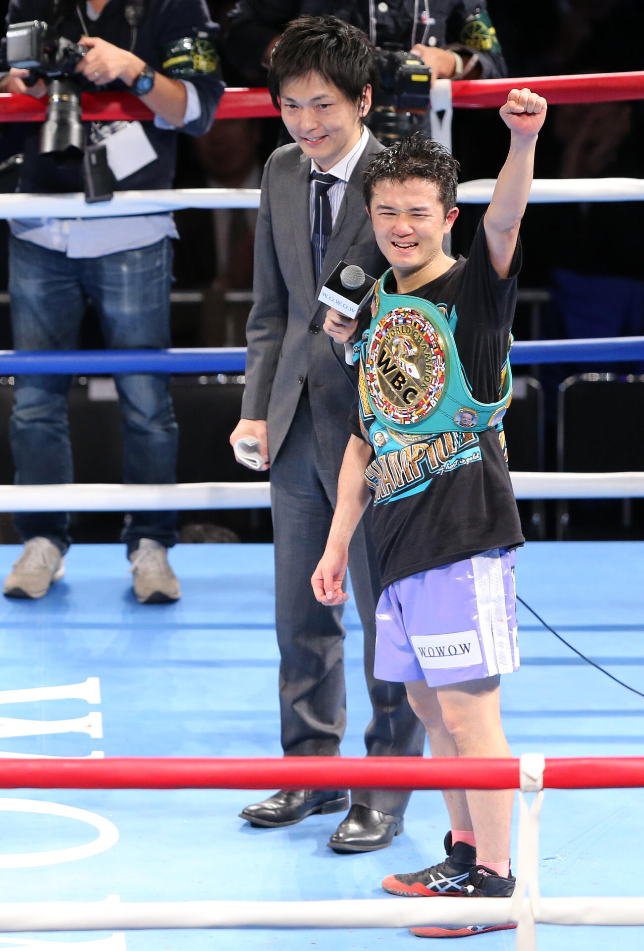 2015年11月、WBC世界ライトフライ級タイトルマッチ　ゲバラを判定で下し新王者となり喜ぶ木村悠