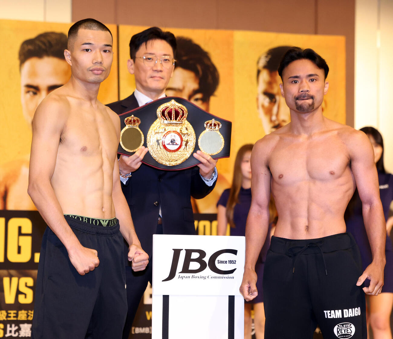 WBA世界バンタム級王座決定戦　計量をクリアしポーズをとる増田陸（左）と比嘉大吾（撮影・浅見桂子）