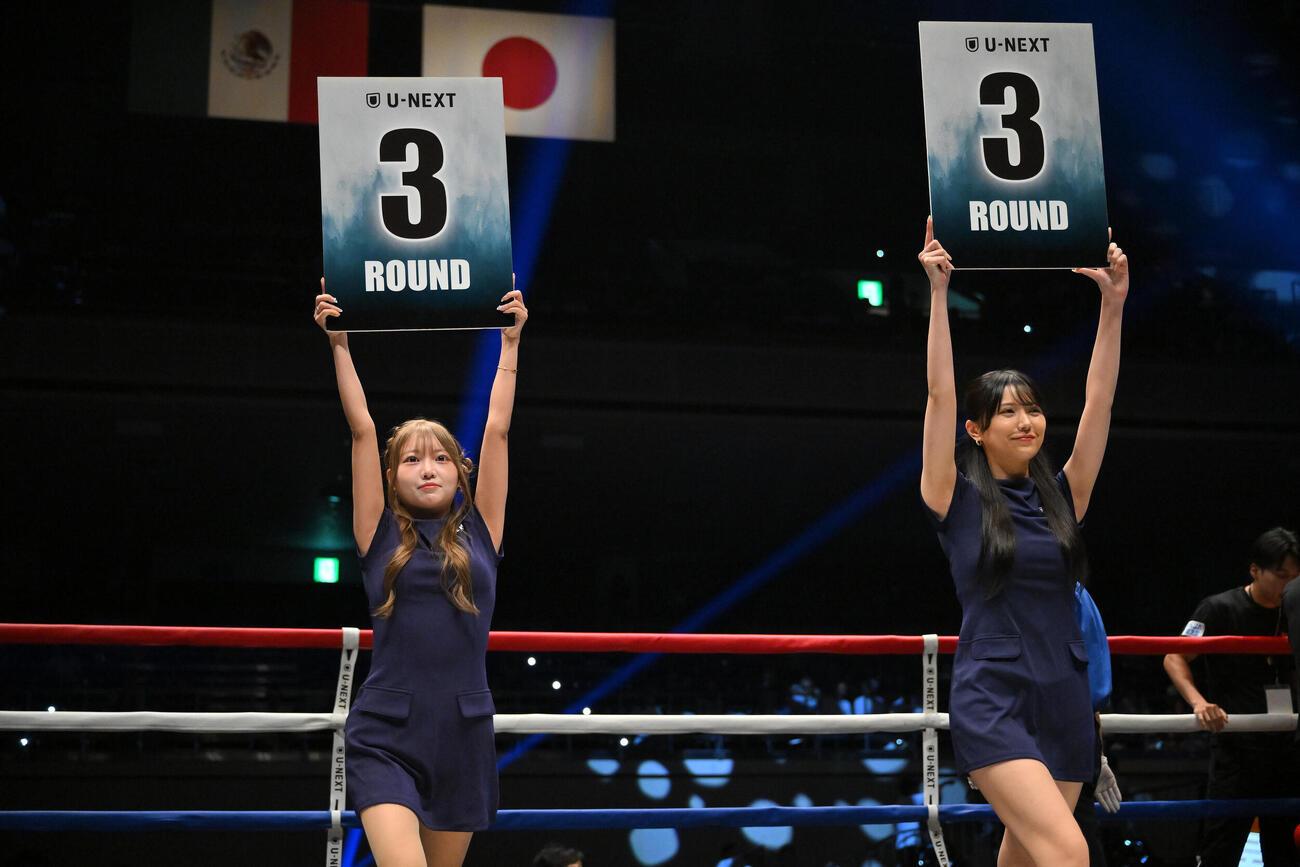 リングを彩るラウンドガール（撮影・滝沢徹郎）