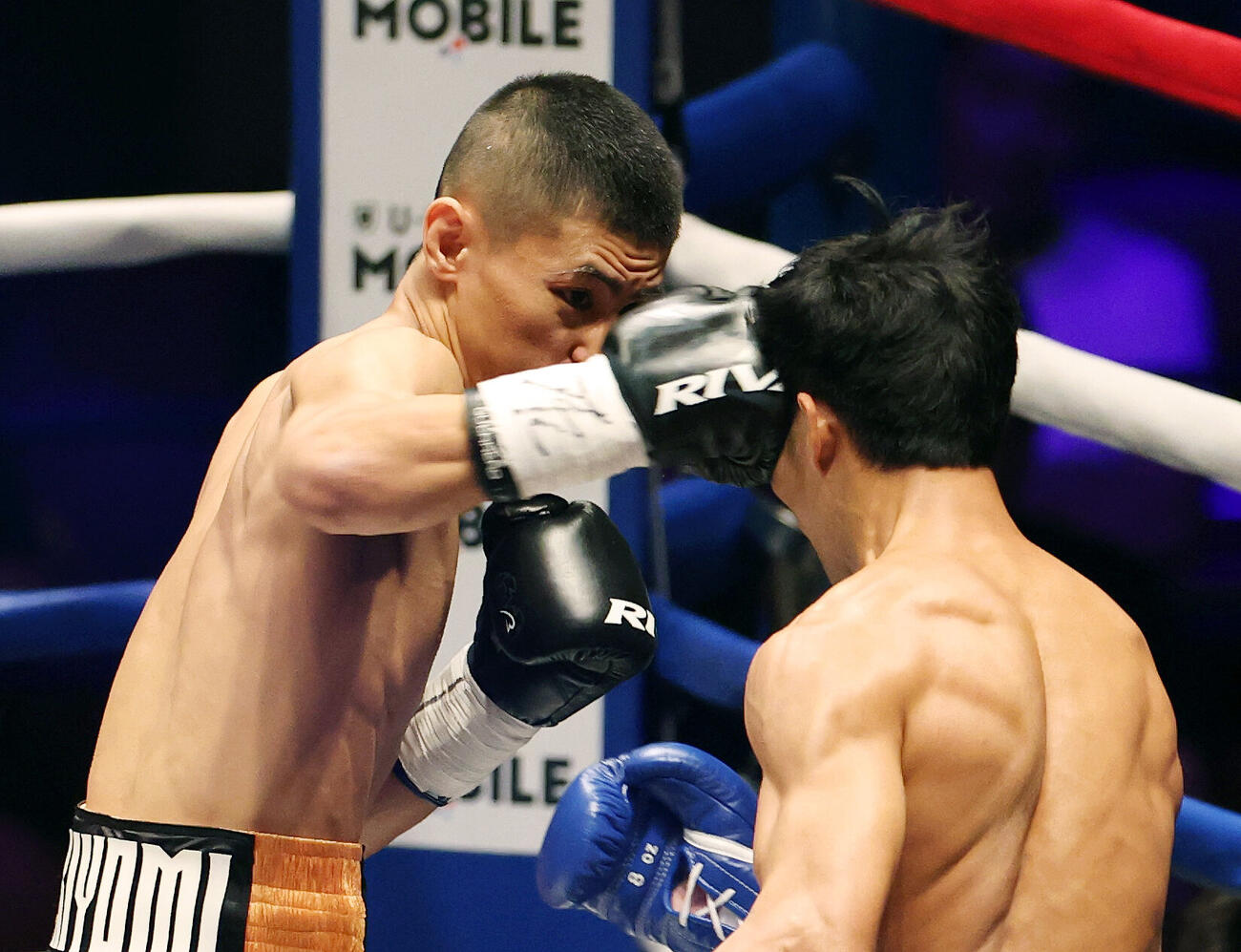 契約8回戦　1回、ヘルラン・ゴメス（右）にパンチを打ち込む秋次克真（撮影・宮地輝）