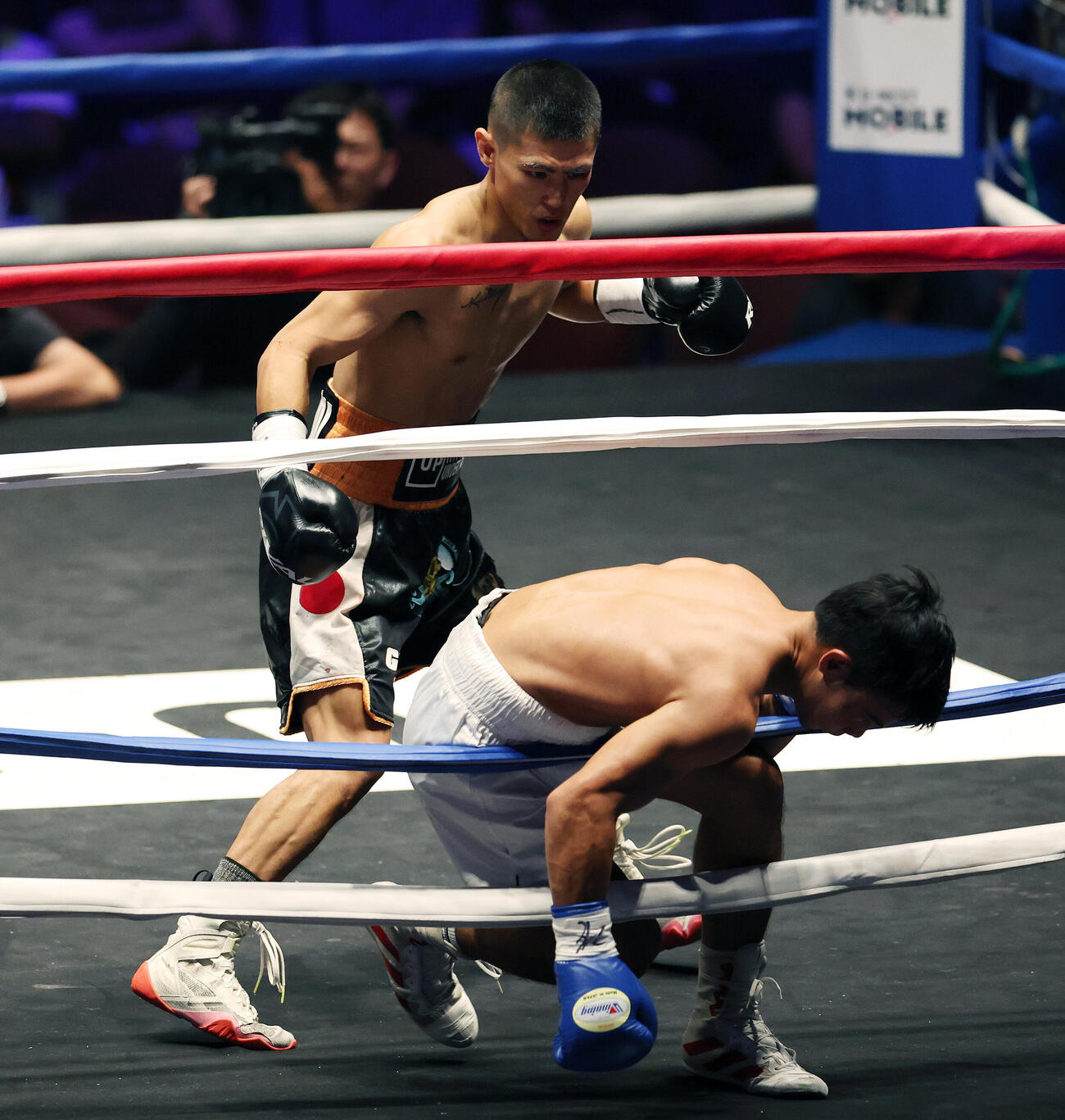 契約8回戦　1回、ヘルラン・ゴメス（手前）を攻める秋次克真（撮影・宮地輝）