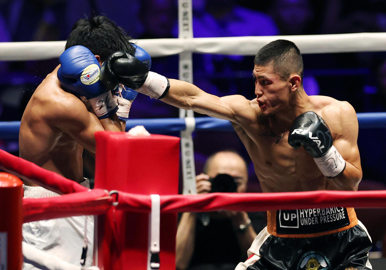 契約8回戦　3回、ヘルラン・ゴメス（左）にパンチを打ち込む秋次克真（撮影・宮地輝）
