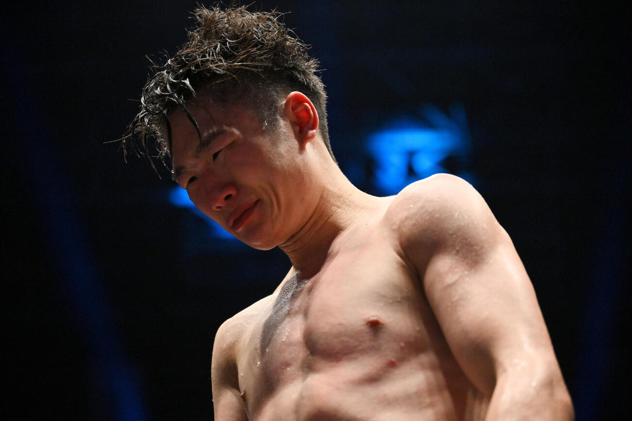 WBO世界スーパーフライ級王座決定戦　試合後、感極まる寺地拳四朗（撮影・滝沢徹郎）