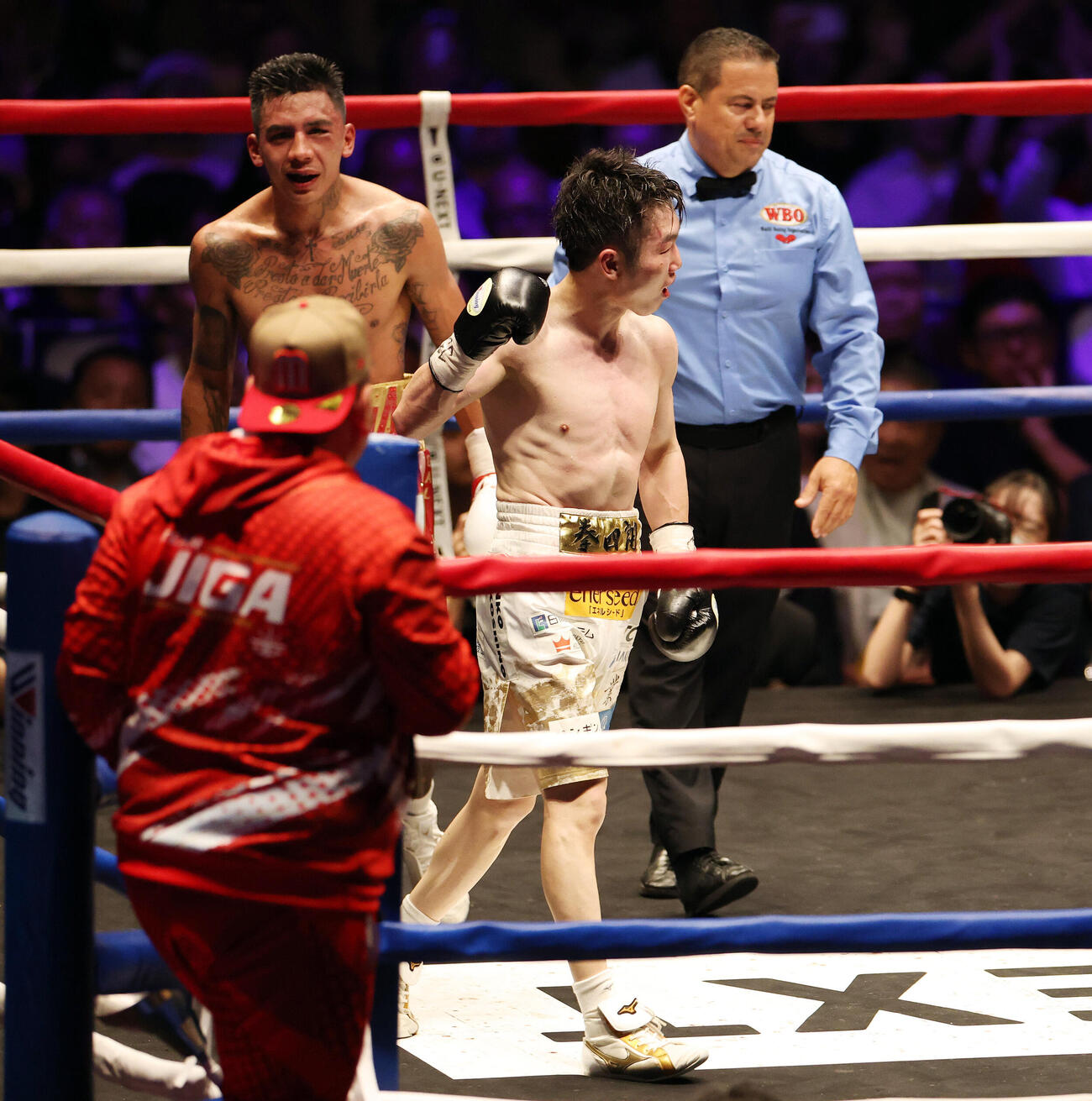 WBO世界スーパーフライ級王座決定戦　イスラエル・ゴンサレス（左）に判定勝ちし3階級制覇を達成した寺地拳四朗（撮影・宮地輝）