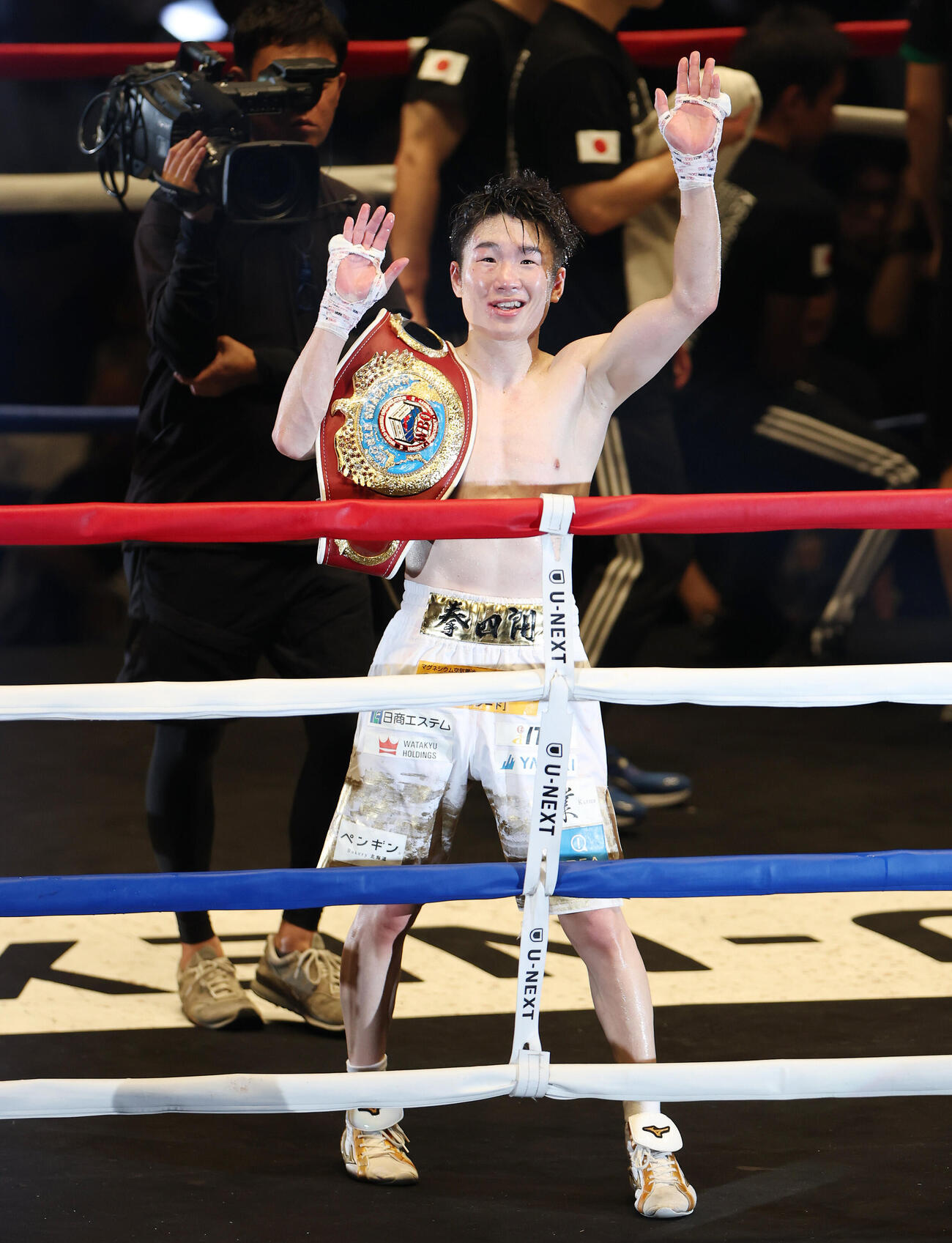 WBO世界スーパーフライ級王座決定戦　イスラエル・ゴンサレスに判定勝ちし3階級制覇を達成した寺地拳四朗（撮影・宮地輝）