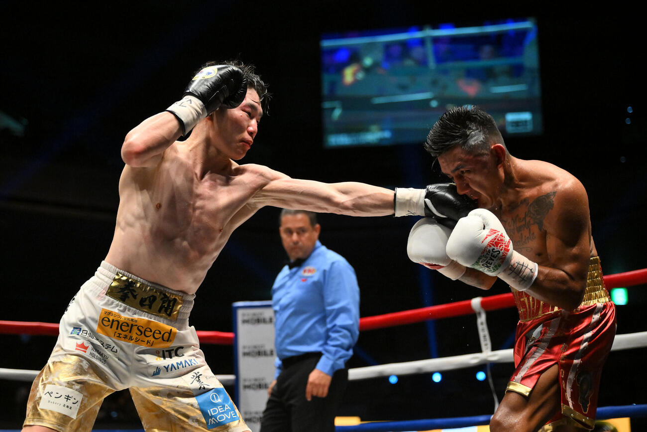 WBO世界スーパーフライ級王座決定戦　寺地拳四朗（左）はイスラエル・ゴンサレスにパンチを打ち込む（撮影・滝沢徹郎）