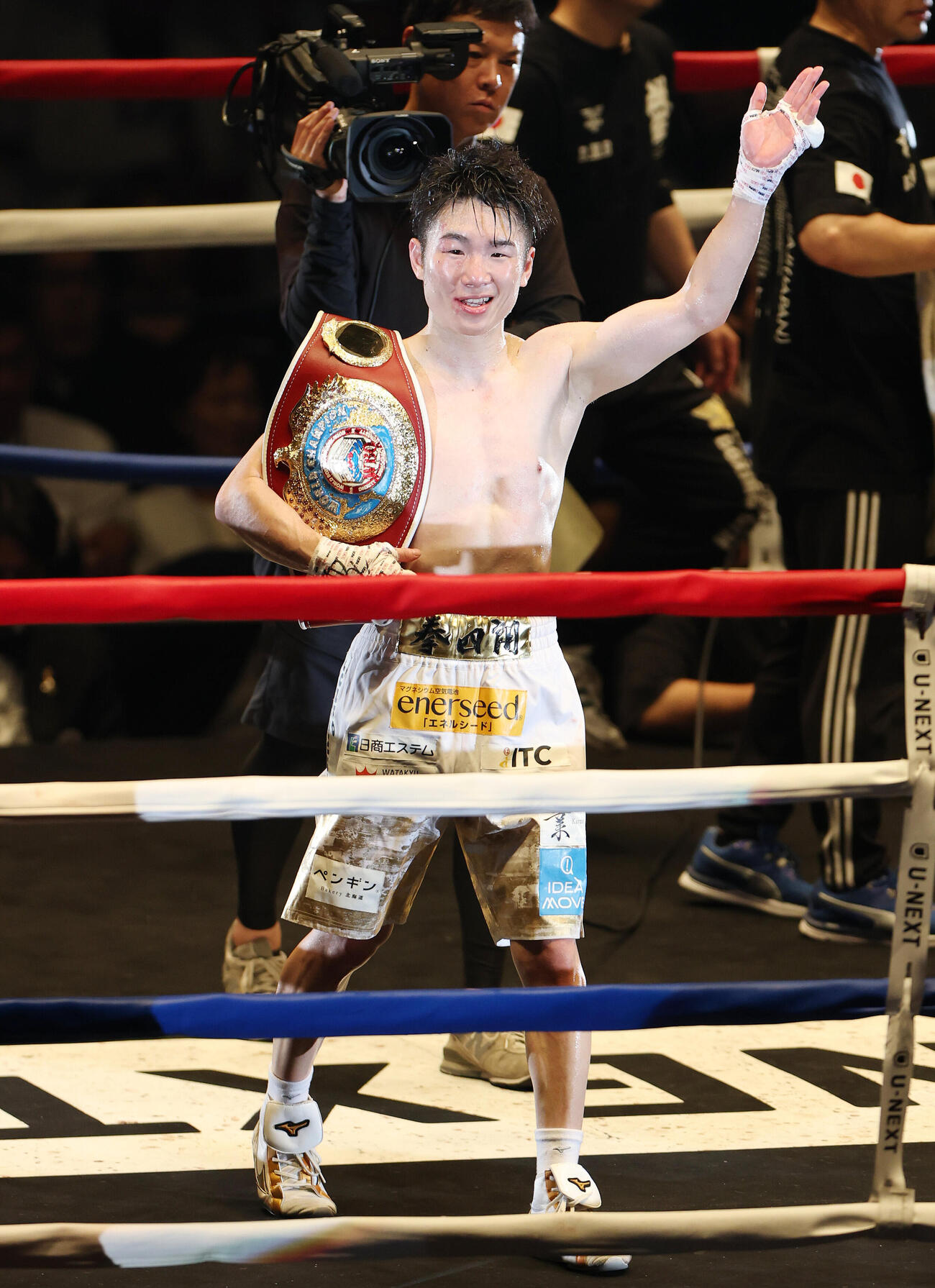 WBO世界スーパーフライ級王座決定戦　イスラエル・ゴンサレスに判定勝ちし3階級制覇を達成した寺地拳四朗（撮影・宮地輝）