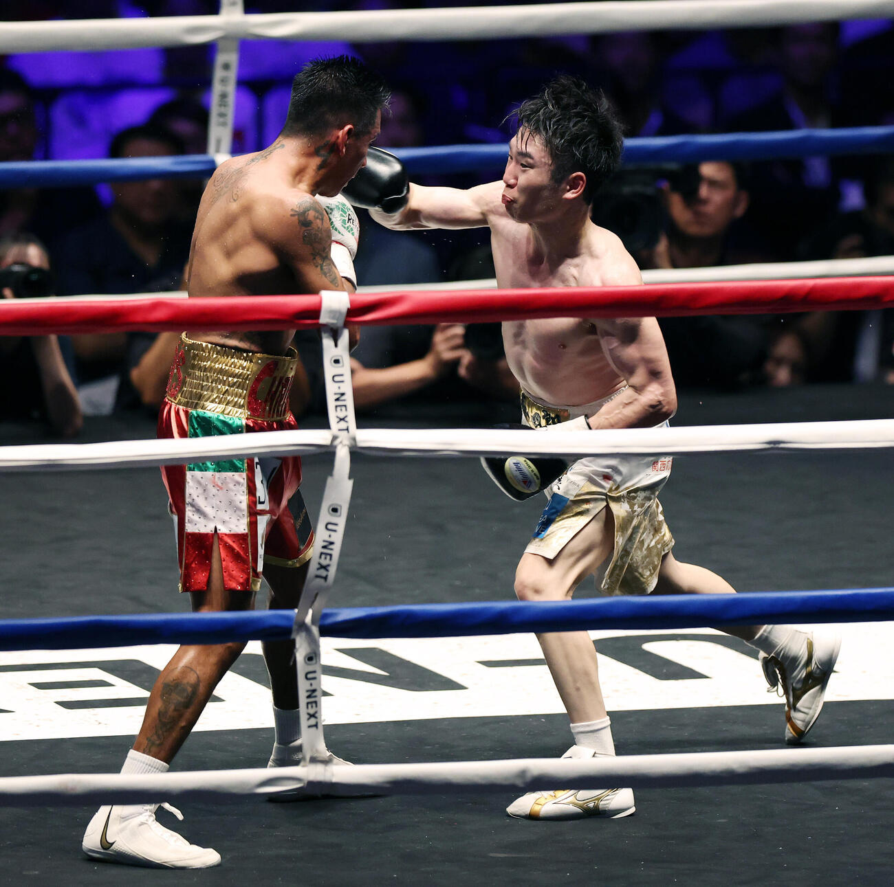 WBO世界スーパーフライ級王座決定戦　6回、イスラエル・ゴンサレス（左）にパンチを見舞う寺地拳四朗（撮影・宮地輝）