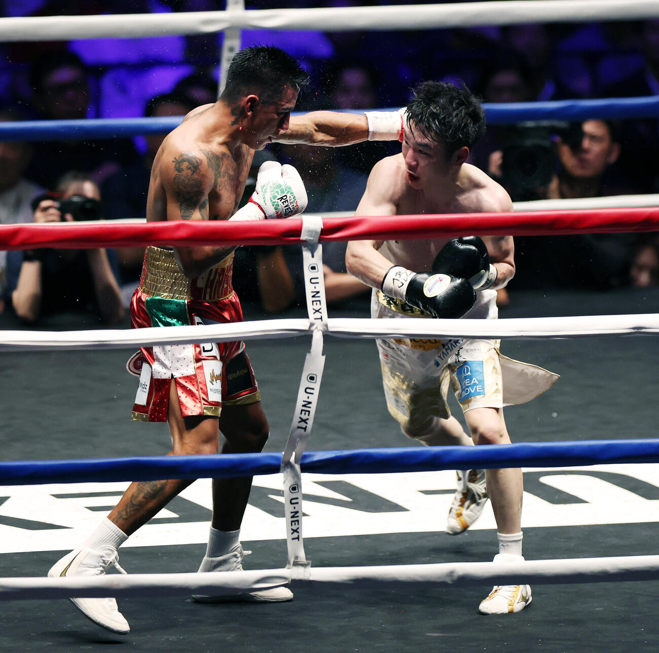 WBO世界スーパーフライ級王座決定戦　6回、イスラエル・ゴンサレス（左）にパンチを見舞う寺地拳四朗（撮影・宮地輝）