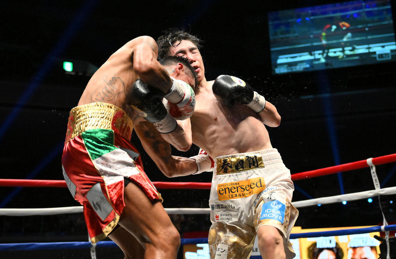 WBO世界スーパーフライ級王座決定戦　11回、寺地拳四朗（右）はイスラエル・ゴンサレスにパンチを打ち込む（撮影・滝沢徹郎）