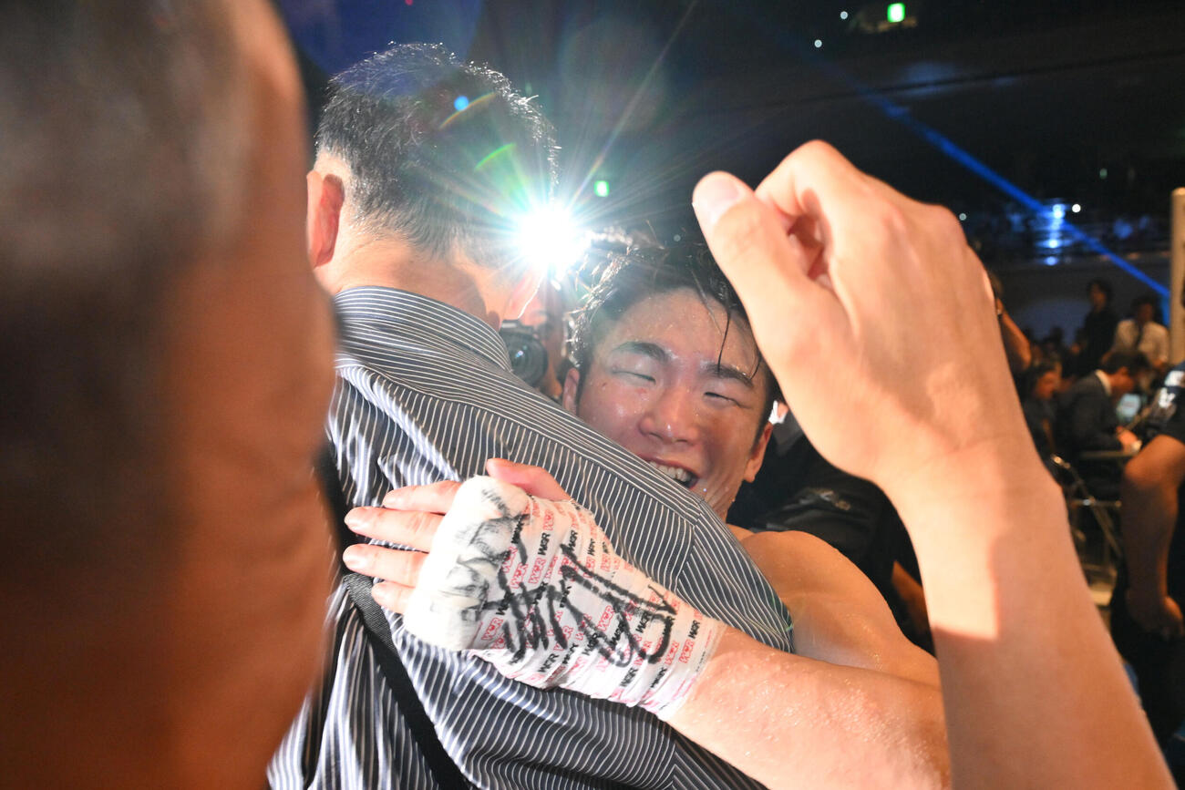 WBO世界スーパーフライ級王座決定戦　新チャンピオンとなった寺地拳四朗は父と抱き合って喜ぶ（撮影・滝沢徹郎）