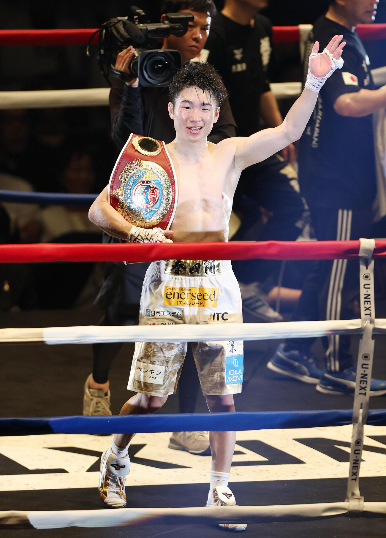 WBO世界スーパーフライ級王座決定戦　イスラエル・ゴンサレスに判定勝ちし3階級制覇を達成した寺地拳四朗（撮影・宮地輝）