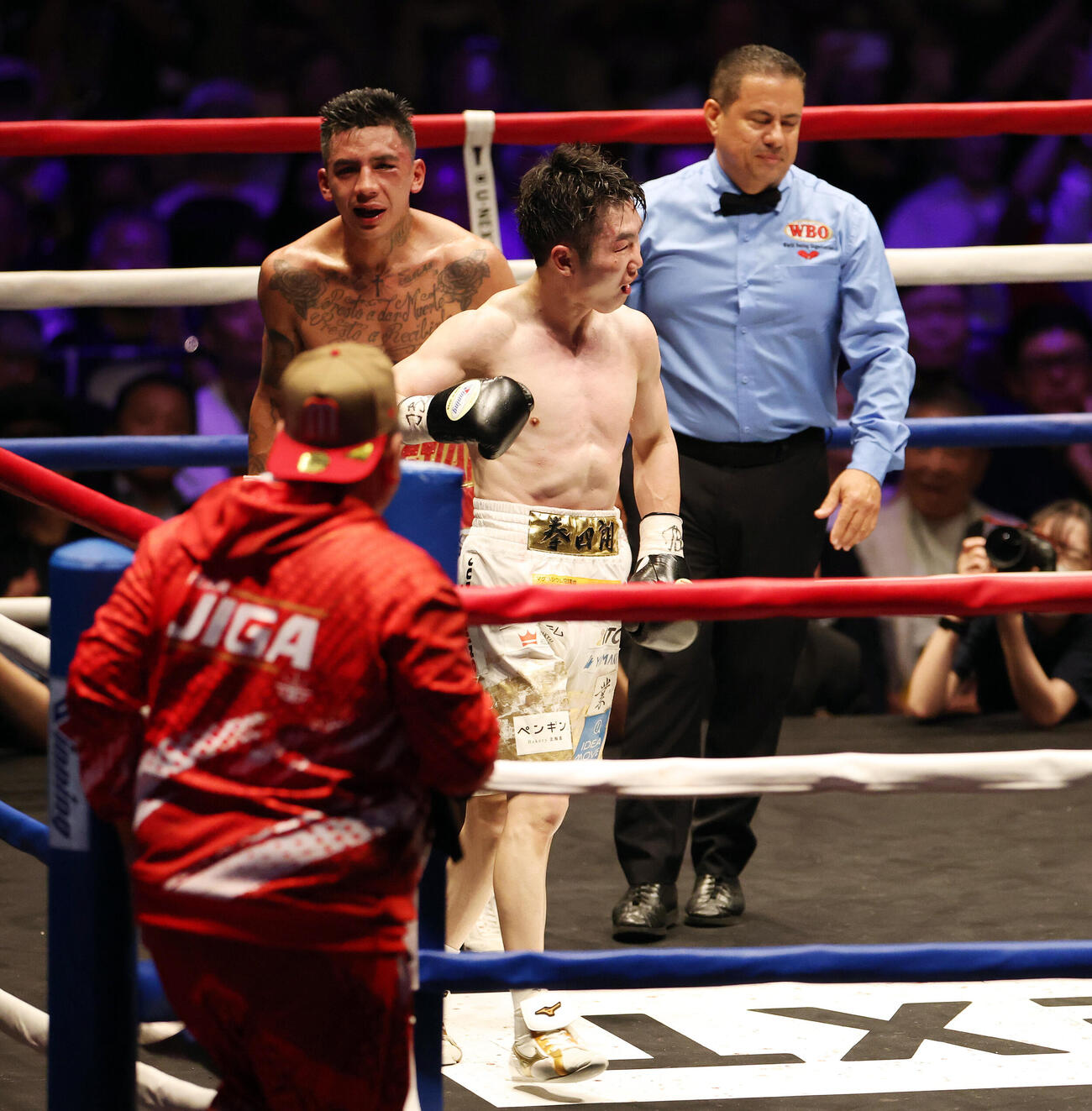 WBO世界スーパーフライ級王座決定戦　イスラエル・ゴンサレス（左）に判定勝ちし3階級制覇を達成した寺地拳四朗（撮影・宮地輝）