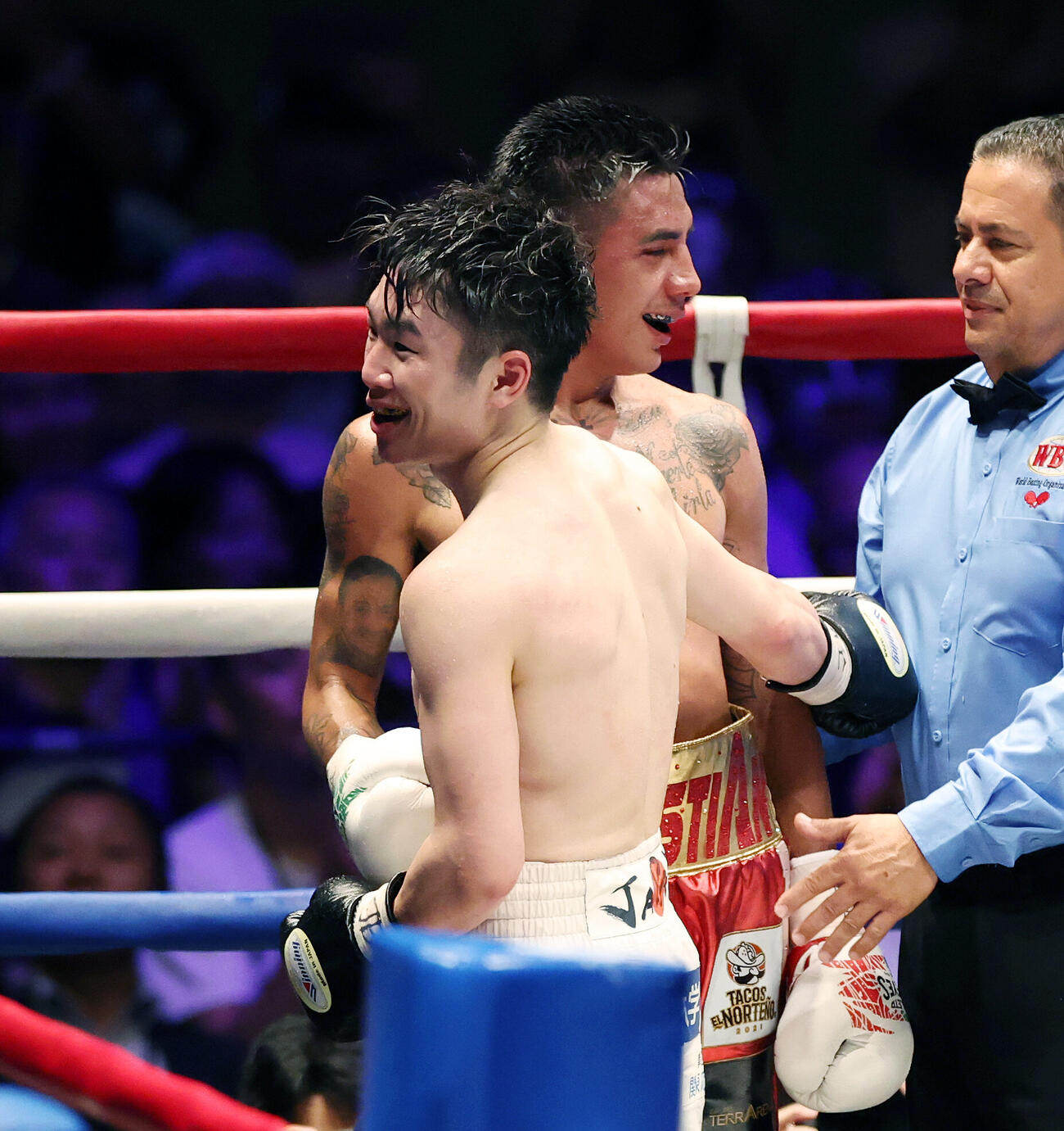 WBO世界スーパーフライ級王座決定戦　12回を終えイスラエル・ゴンサレス（後方）と健闘をたたえ合う寺地拳四朗（撮影・宮地輝）