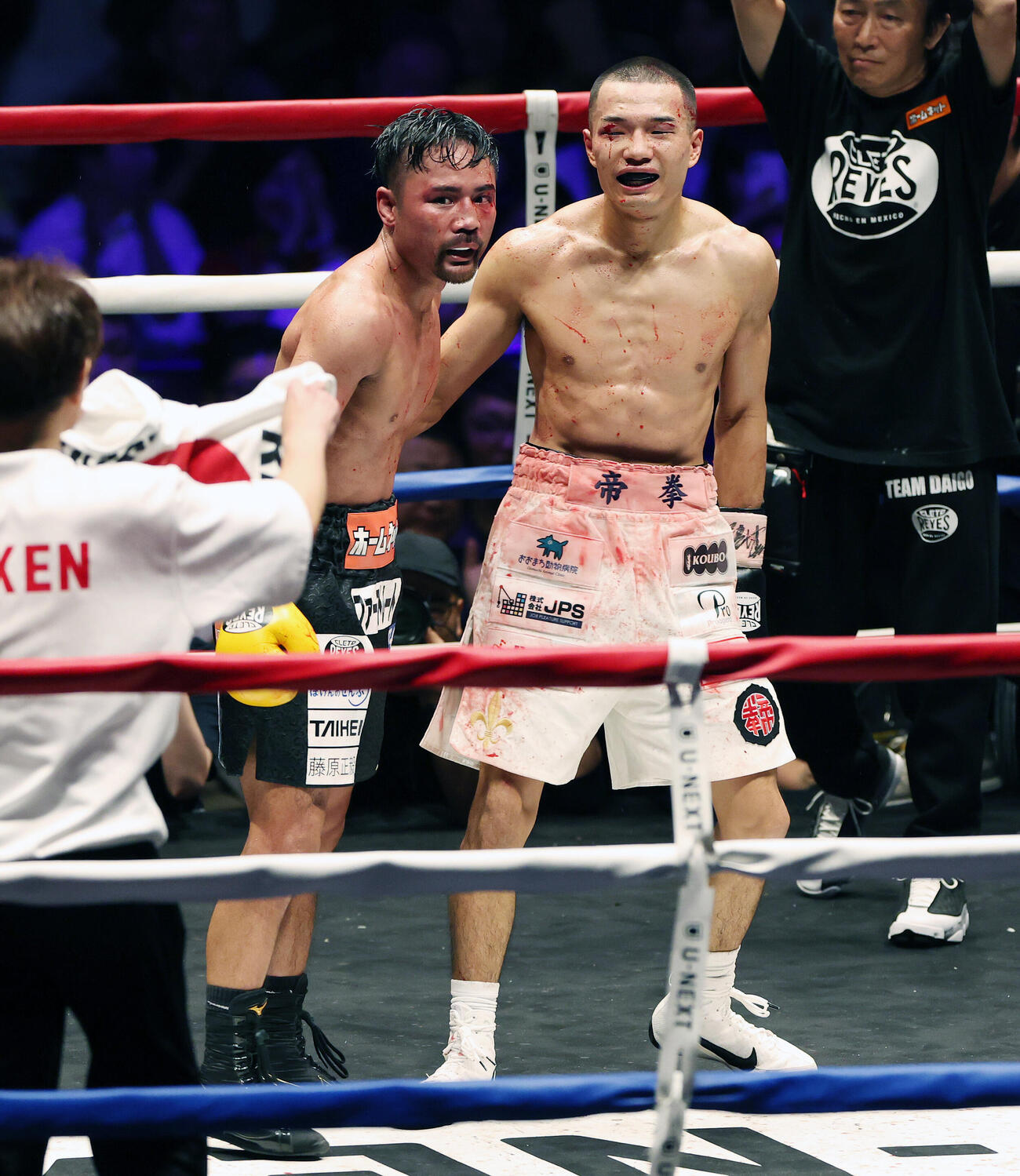 WBA世界バンタム級王座決定戦　12回を戦い抜いた比嘉大吾（左）と増田陸（撮影・宮地輝）