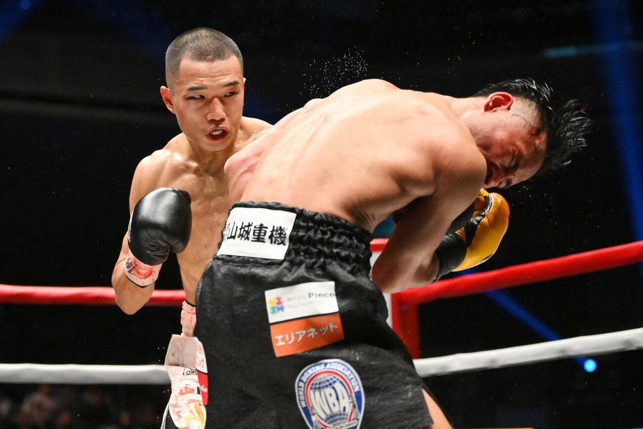 WBA世界バンタム級王座決定戦　10回、増田陸（左）は比嘉大吾にパンチを打ち込む（撮影・滝沢徹郎）