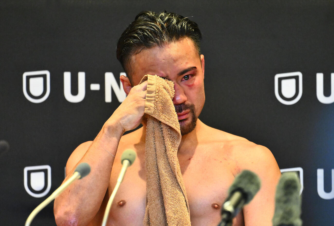 WBA世界バンタム級王座決定戦　試合に敗れた比嘉大吾は会見で涙を流す（撮影・滝沢徹郎）