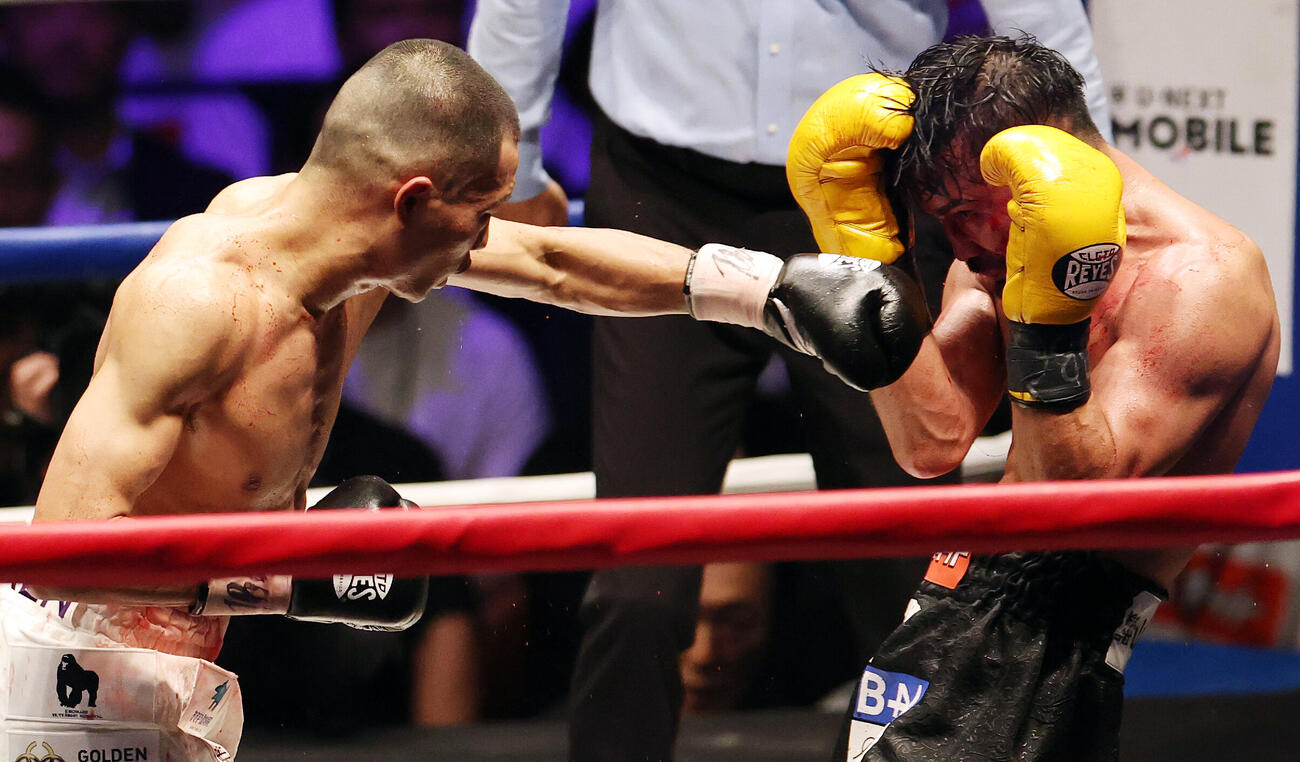 WBA世界バンタム級王座決定戦　11回、比嘉大吾（右）にパンチを見舞う増田陸（撮影・宮地輝）