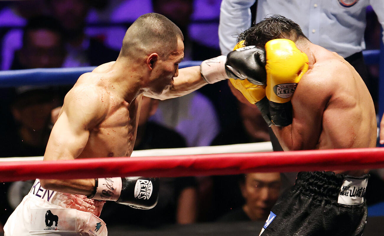 WBA世界バンタム級王座決定戦　11回、比嘉大吾（右）にパンチを見舞う増田陸（撮影・宮地輝）