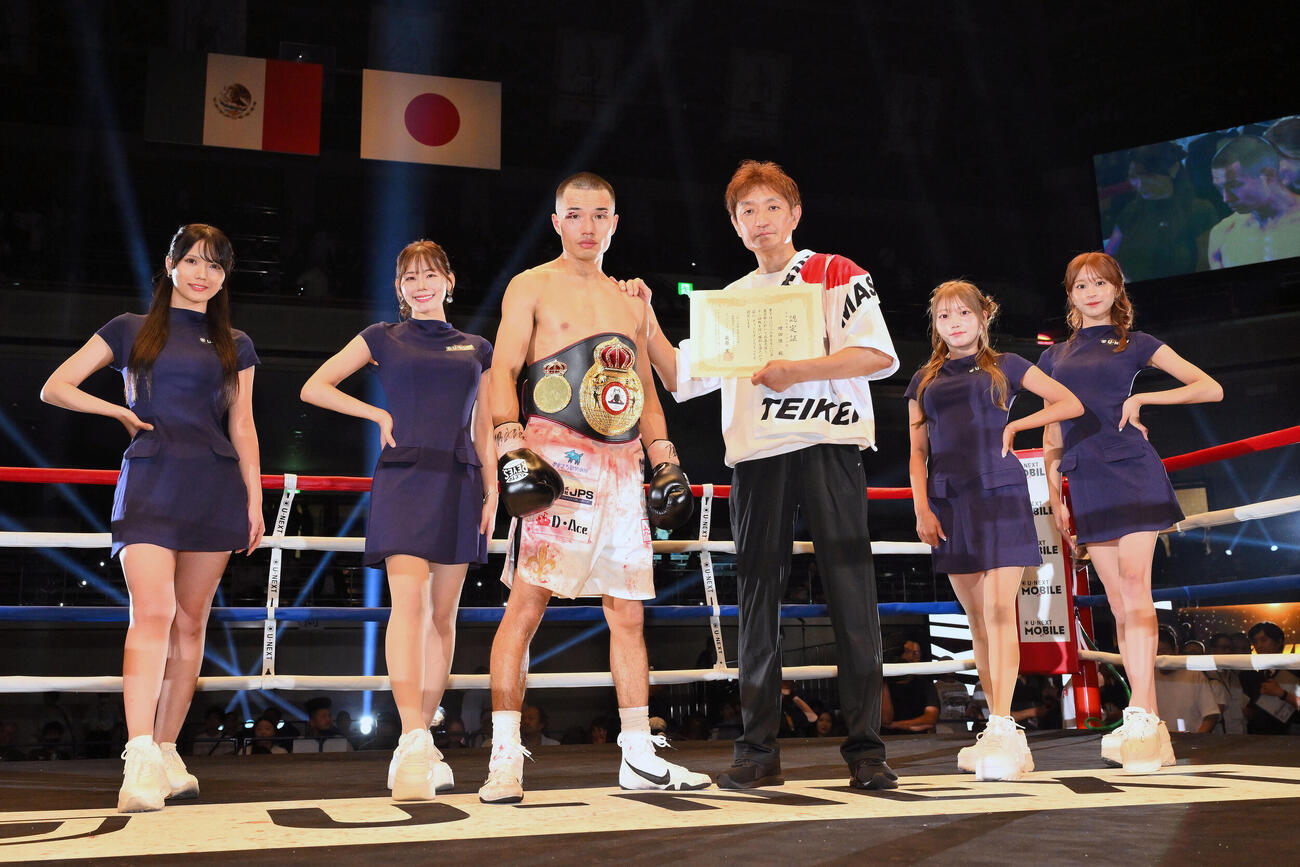WBA世界バンタム級王座決定戦　新チャンピオンとなった増田陸はベルトを巻いて記念撮影する（（撮影・滝沢徹郎）
