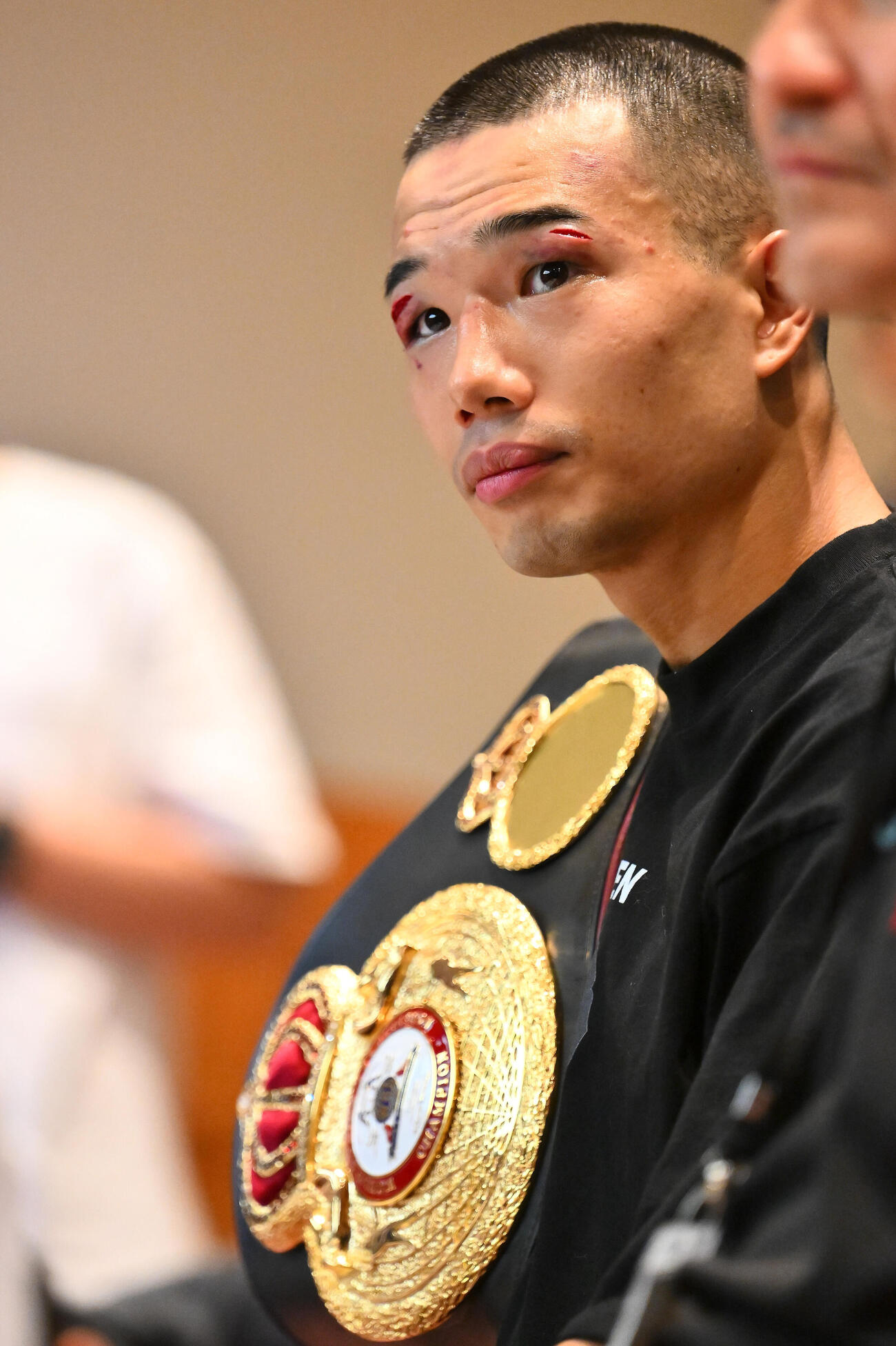 WBA世界バンタム級王座決定戦　新チャンピオンとなりベルトを肩に会見する増田陸（撮影・滝沢徹郎）