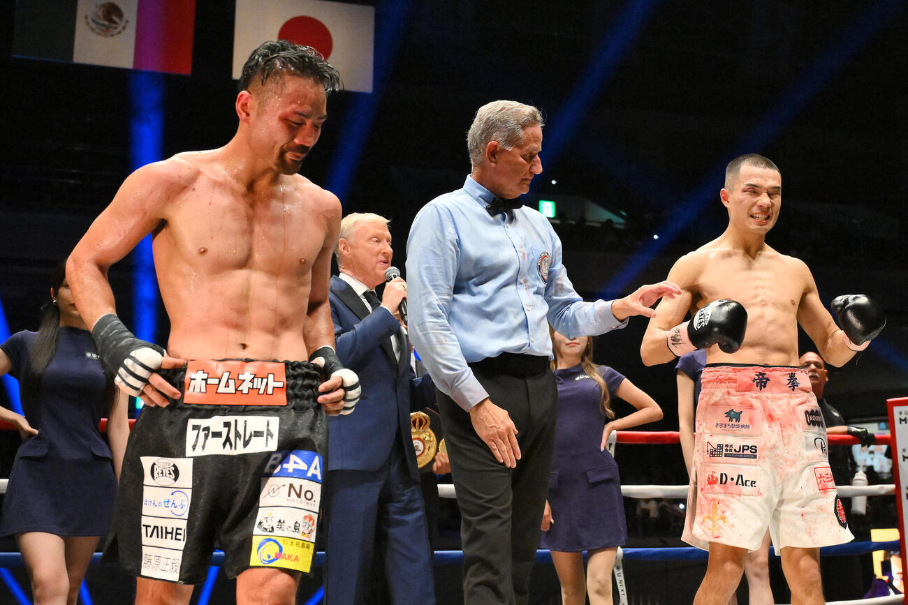 WBA世界バンタム級王座決定戦　判定勝ちし新チャンピオンとなった増田陸（右）。左は比嘉大吾（撮影・滝沢徹郎）